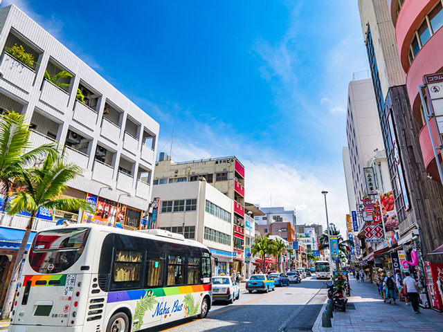日曜日の国際通りは交通規制です